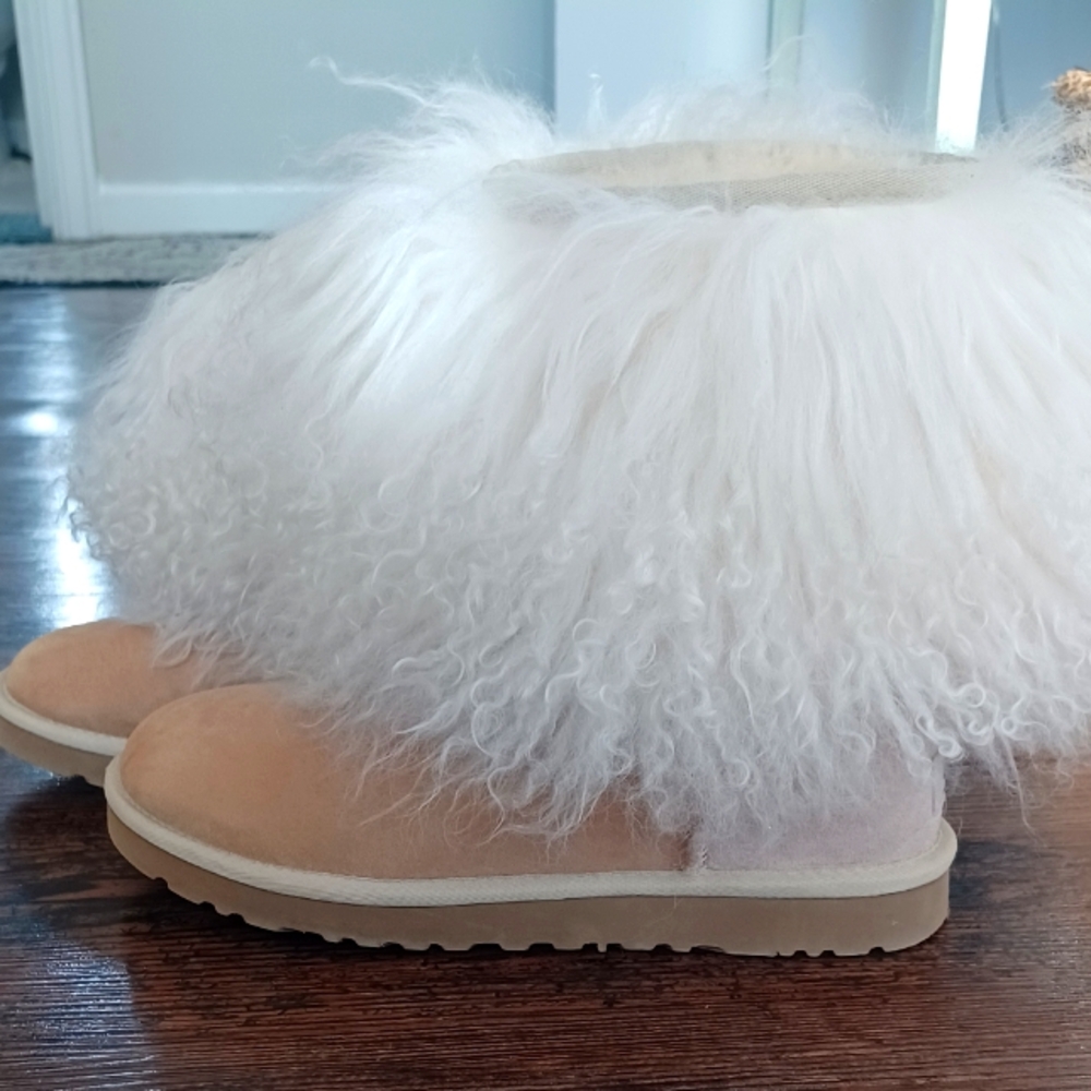 UGG short boots in beige with outside cream fur, size 8, only worn once